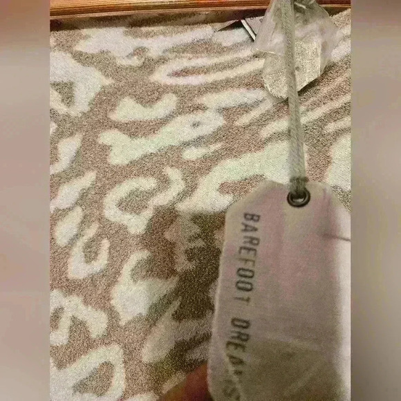 NWT Barefoot Dreams Leopard CozyChic Ultra Lite Poncho - Picture 4 of 6